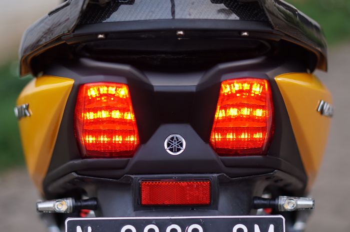 Tipe 2 dilengkapi dengan lampu stoplamp original Yamaha R15, namun Anda harus membeli sein tambahan lagi