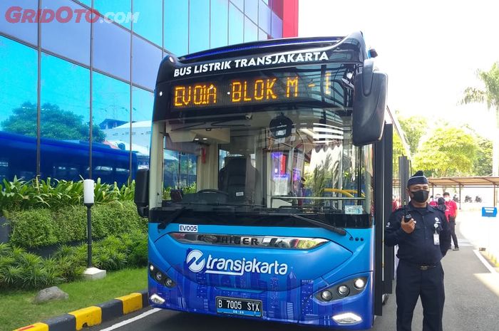 Ilustrasi Bus listrik Higer yang diuji coba TransJakarta dengan rute Blok-M - Balaikota
