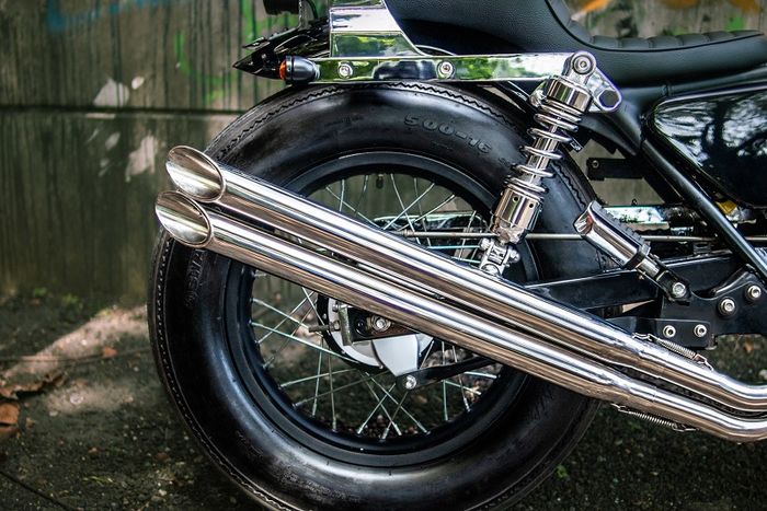 Knalpot skinny chopper ini sekilas hanya pipa tapi pakai silencer di dalamnya jadi suaranya tetap adem