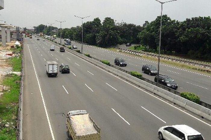 Suasana arus kendaraan di Tol Jakarta-Cikampek.