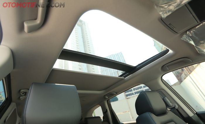 Kasta tertinggi CR-V adalah fitur power panoramic sunroof dan power tailgate