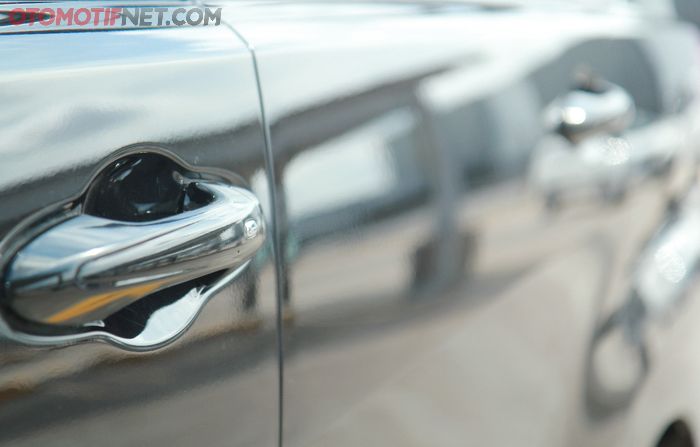 Sampai handel pintu All New Toyota Kijang Innova pun dilapis stiker hitam juga