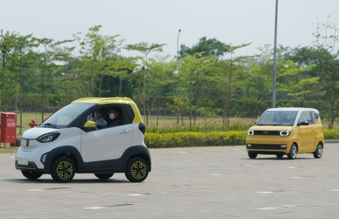Luhut Binsar Pandjaitan, Budi Karya Sumadi dan  Budi Gunawan Sadikin menjajal mobil listrik Wuling