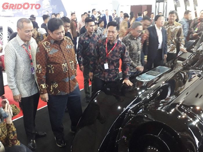 Arilangga Hartarto melihat mobil Batman yang ia sebut sebagai mobil Avengers