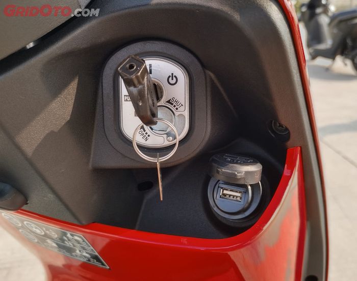 Honda EM1 e: masih pakai kunci kontak konvensional dengan USB power socket di bawahnya