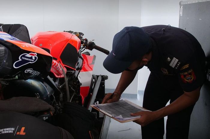 Bea Cukai Mataram angkat bicara atas viralnya video pemeriksaan kotak kargo berisi motor Ducati Panigale V4R di Sirkuit Mandalika