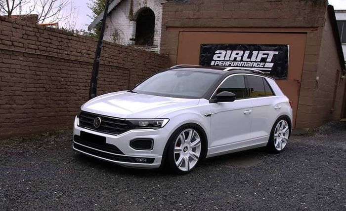 Modifikasi VW T-Roc  yang diubah jadi tampil ceper dan pakai pelek Bentley