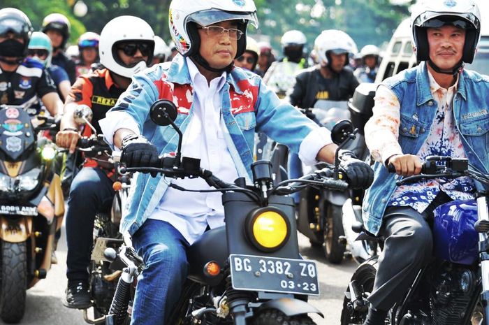 Menteri Perhubungan RI Budi Karya Sumadi saat riding bersama komunitas di Palembang