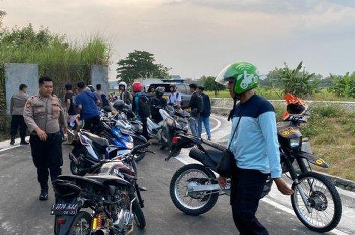 Petugas polisi mengamankan belasan pelaku balap liar dan motornya di Mojokoerto.