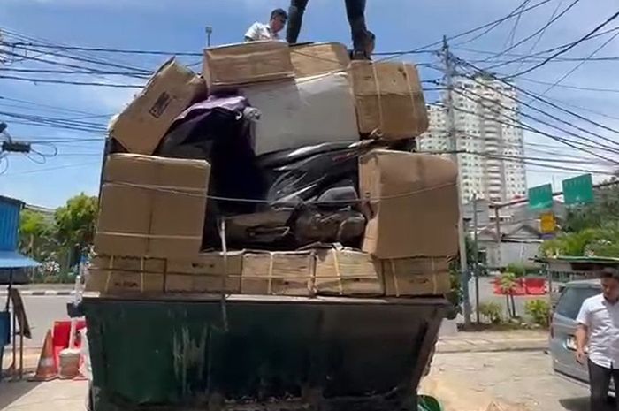Scoopy sampai NMAX ngumpet di balik kardus buku. Terungkap ternyata barang curian yang akan dikirim ke Bengkulu