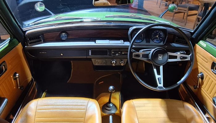 Bagian interior Honda Civic generasi pertama.