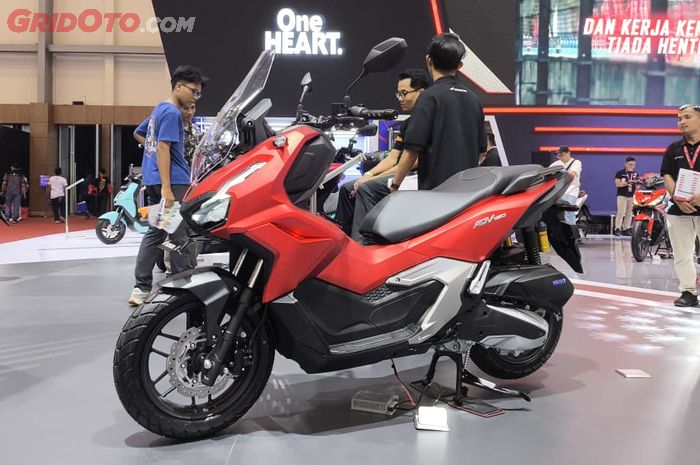 Honda ADV 160 terbaru hadir dalam tiga varian yakni CBS, ABS dan RoadSync