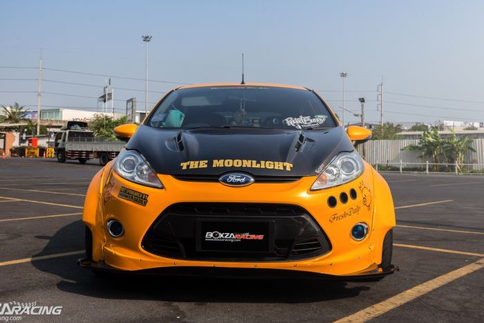 Tampilan depan Ford Fiesta bergaya street racing