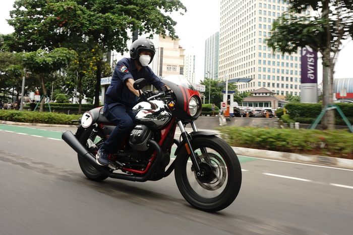 Test ride Moto Guzzi V7 III Racer 10th Anniversary