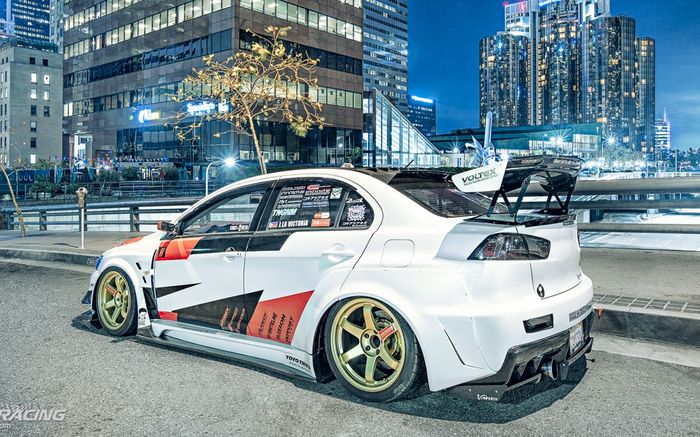 Tampilan belakang modifikasi Mitsubishi Lancer Evo X terlihat sangar