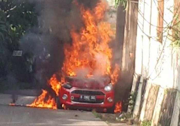 Daihatsu Ayla saat terbakar usai meledak di Jl Curug Agung, Tanah Baru, Beji, kota Depok, Jawa Barat