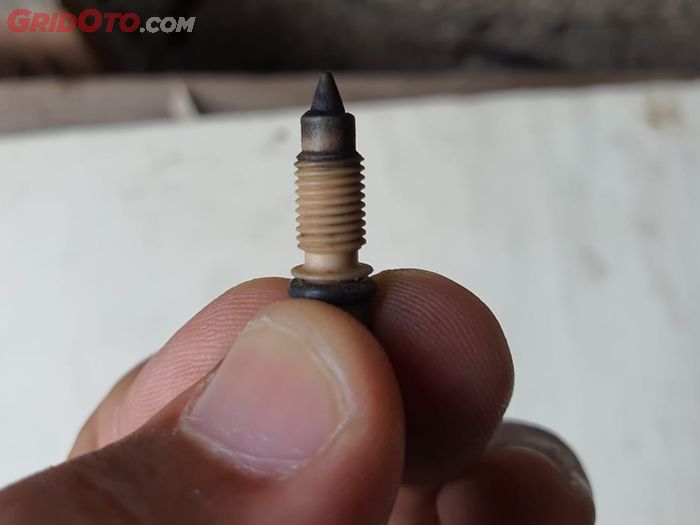 Baut atau Idle Screw kotor juga bikin langsam kecil. Enggak semua motor injeksi terdapat Idle Screw di Throttle Bodynya