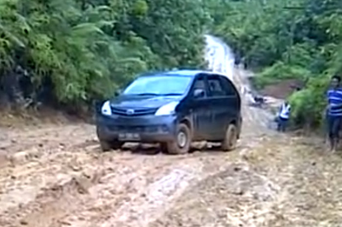 Toyota Avanza melibas jalur lumpu Kalimantan