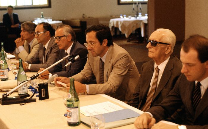 Mauro Forghieri duduk di sebelah kanan Enzo Ferrari dalam sebuah konferensi pers
