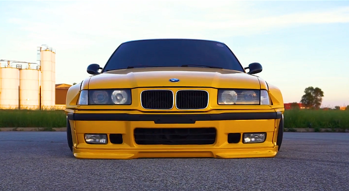 Laburan warna kuning membungkus sekujut body BMW M3 E36