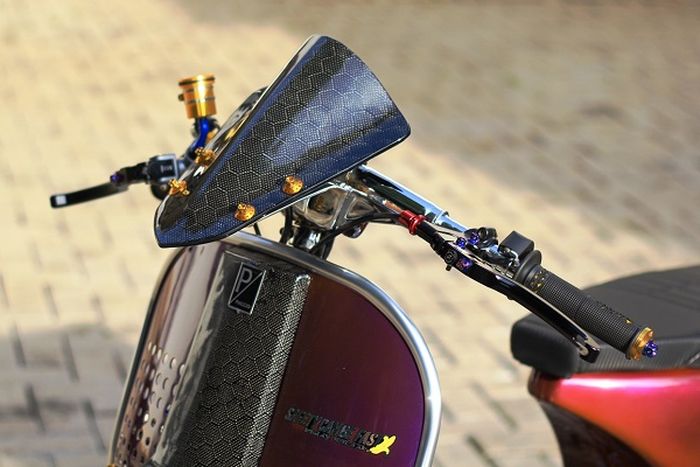 Visor Aerox 155 dibalut karbon dan Pro Bolt emas, mewah!