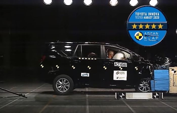 Uji tabrak pada New Kijang Innova