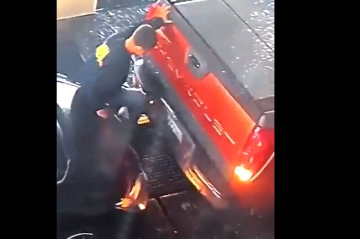 Pegawai cuci mobil selamatkan mobil dari tabrakan