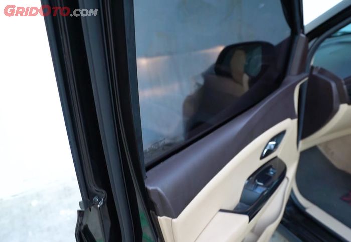 Karet yang ada di pintu Confero S dibuat berlapis yang mampu meredam suara di luar untuk masuk ke kabin mobil