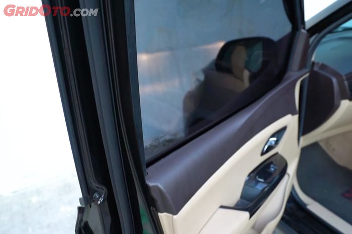 Karet yang ada di pintu Confero S dibuat berlapis yang mampu meredam suara di luar untuk masuk ke kabin mobil