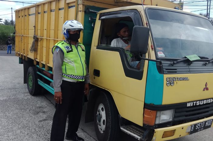 Penertiban protokol kesehatan dalam Operasi Yustisi oleh Polsek Dramaga, Bogor