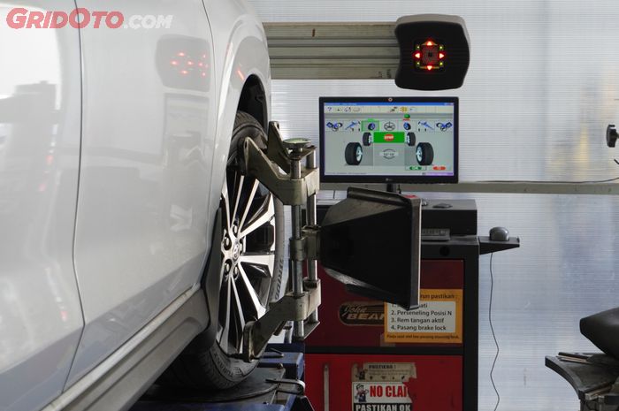 Spooring Ban Mobil Perlu Dilakukan agar posisi roda lurus dan tidak bikin boros bensin