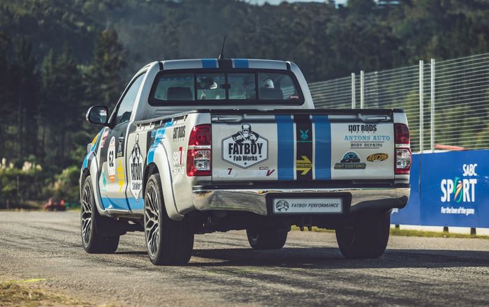 Modifikasi Toyota Hilux bermesin V12 garapan Fatboy Fab Works, Afrika Selatan