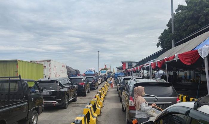 Kendaraan antre untuk masuk kapal di Pelabuhan Merak, Selasa (26/4/2022).