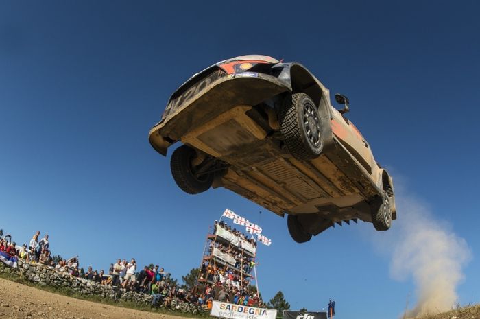 Salah satu aksi Thierry Neuville di Reli Italia, pereli tim Hyundai ini memenangkan seri ketujuh WRC 2018