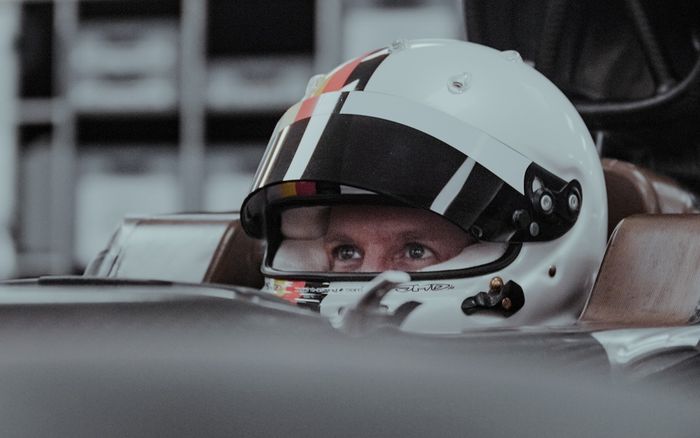 Sebastian Vettel saat menyesuaikan diri dengan mobil tim Aston Martin. Hasil kerjanya di simulator mendapat pujian