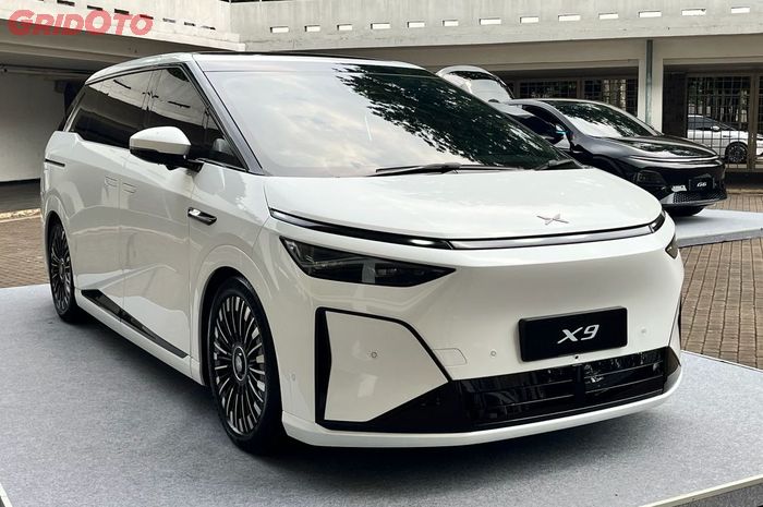 Xpeng X9 Facelift kini menggunakan grill baru dengan desain lebih simpel tapi terlihat elegan.