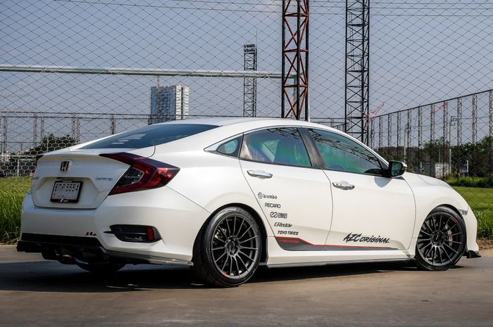 Modifikasi mesin Honda Civic Turbo asal Thailand ini juga sudah rombak kabin