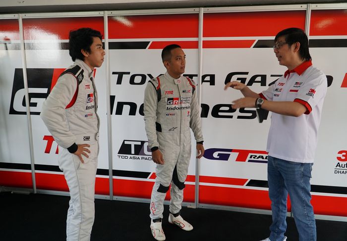 Marketing Director PT Toyota-Astra Motor (TAM), Anton Jimmi Suwandy berbincang dengan pembalap tim Toyota Gazoo Racing Indonesia, Jordan Johan dan Demas Agil yang meraih podium di ISSOM 2022 seri ke-2