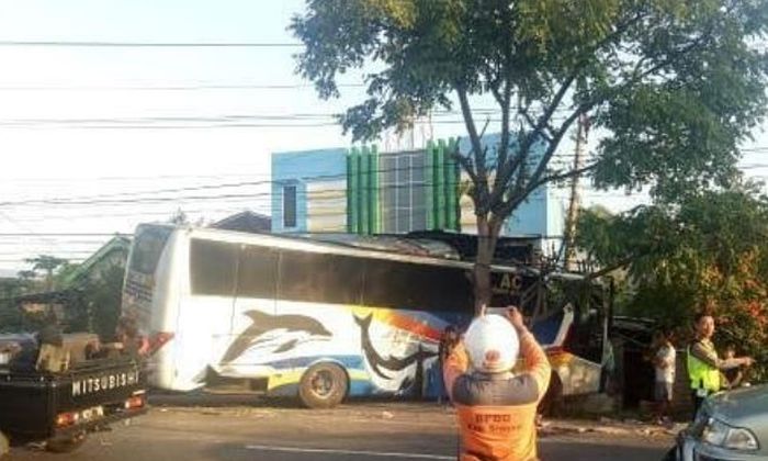 Bus Sugeng Rahayu akibatkan kecelakaan beruntun