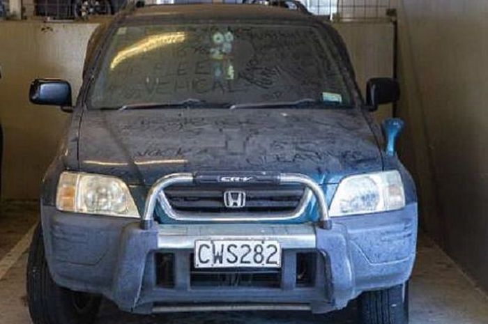 Sebuah mobil terbengkalai di parkiran RS Waikato, Selandia Baru