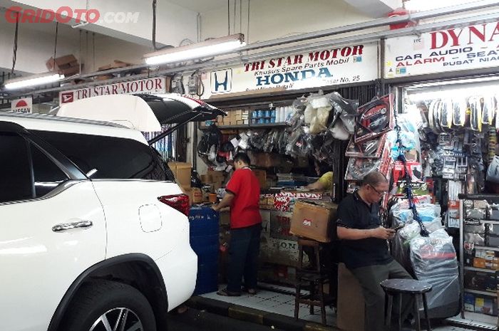 Kios pedagang onderdil di Duta Mas Fatmawati, Jakarta Selatan