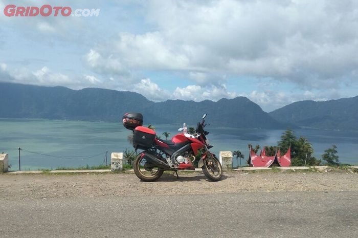 Yamaha V-Ixion berlatarkan Danau Maninjau, Sumatera Barat