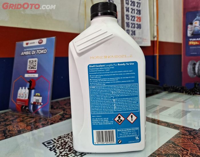 Shell Coolant yang dikemas dalam botol 1 liter ini dijual di gerai Shop&amp;Bike Rp 60 ribu 
