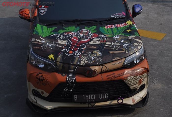 Total ada 13 karakter superhero yang nempel di sekujur mobil ini. 