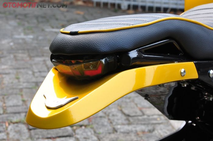 Stoplamp ER-6n diganti model 3 in 1 custom dari part aftermarket Yamaha Xabre