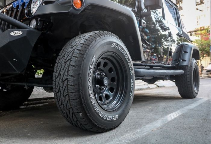 Modifikasi Jeep Wrangler JL pakai pelek Mammoth D Window ukuran 15 inci 