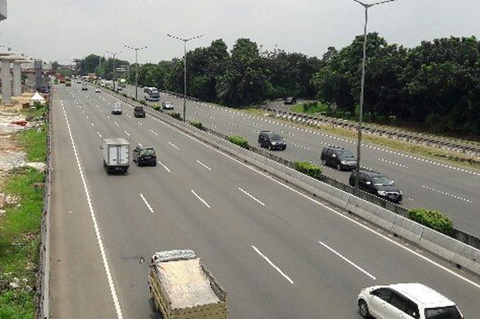 Suasana arus kendaraan di Tol Jakarta-Cikampek.