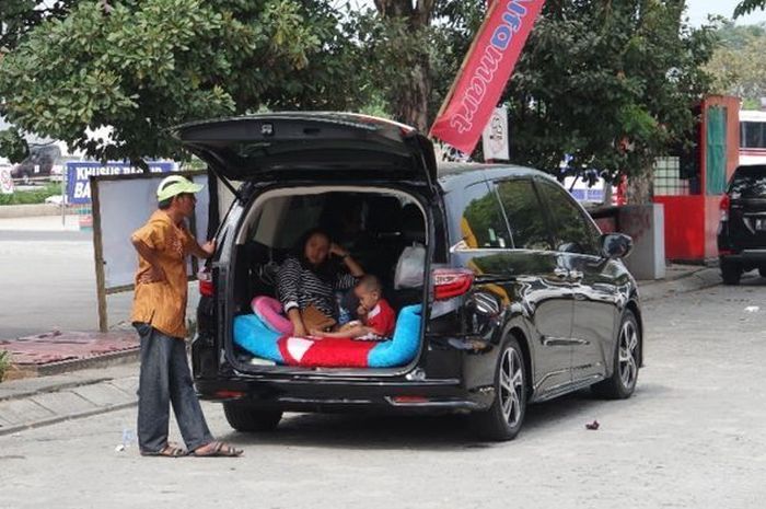 Contoh pemudik yang menggelar kasur di kabin mobil