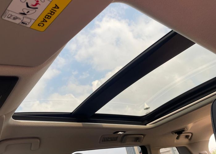 Di varian Ultimate, Mitsubishi Destinator sudah memiliki sunroof-panoramic.