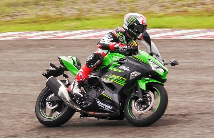 Jonathan Rea saat menjajal New Kawasaki Ninja 250 di sirkuit Sentul.